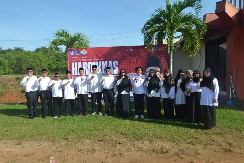 Upacara Peringatan Hardiknas di UBB